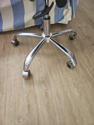 Silla Giratoria terciopelo rosa con diamantes.