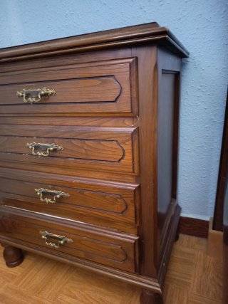 Dos mesitas de noche de madera