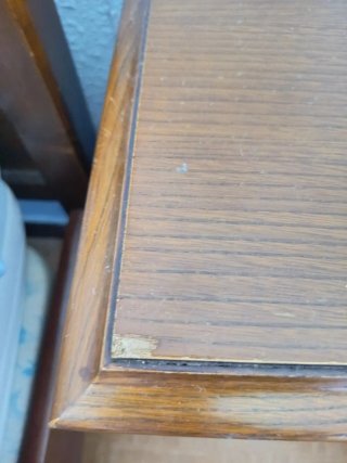 Dos mesitas de noche de madera