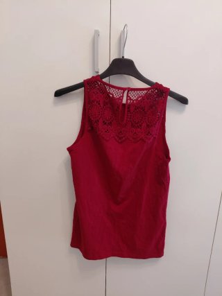 Maglietta rossa con pizzo