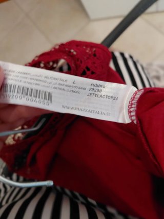 Maglietta rossa con pizzo