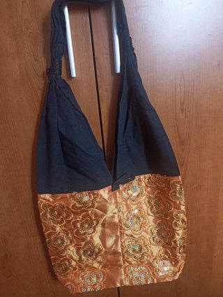 Bolso negro y naranja con bordado