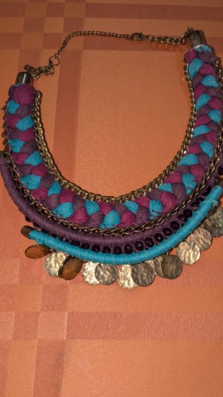 Collar dorado trenzado púrpura y turquesa
