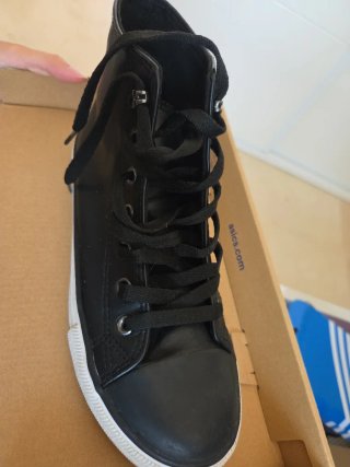 Botines John Smith negros y rojos.