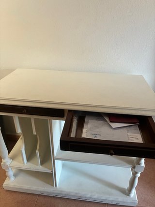 Mueble recibidor madera blanco y marrón.