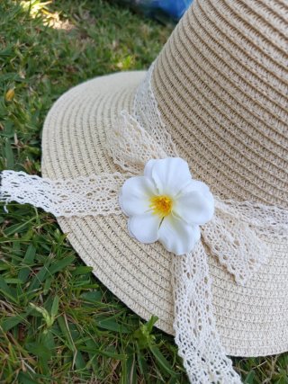 Chapéu de palha com flor e fita