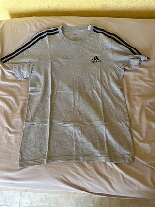 Camiseta Adidas gris con 3 rayas