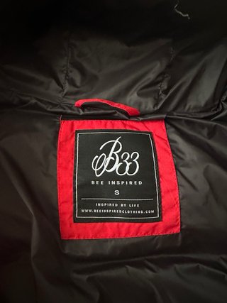 Chaqueta acolchada roja con capucha