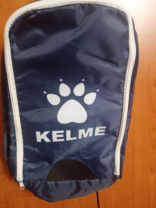 Bolsa de deporte Kelme azul y blanca