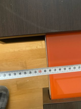 Mueble de salón de madera con mesa a juego