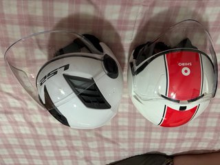 2 Cascos Moto Blancos con Tiras Rojas
