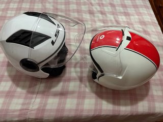 2 Cascos Moto Blancos con Tiras Rojas
