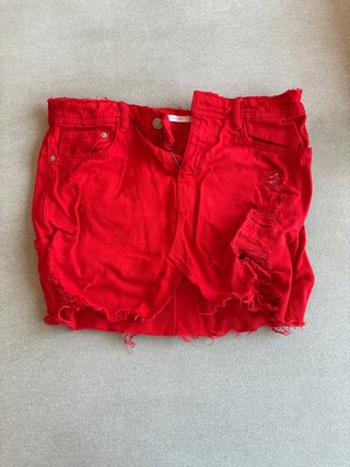 Minifalda roja desgarrada