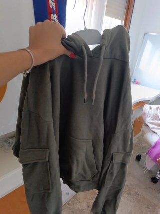 Sudadera verde con capucha y bolsillo