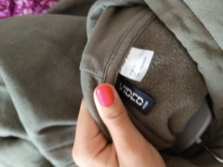 Sudadera verde con capucha y bolsillo
