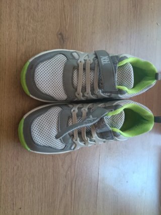 Zapatillas grises y verdes con ruedas