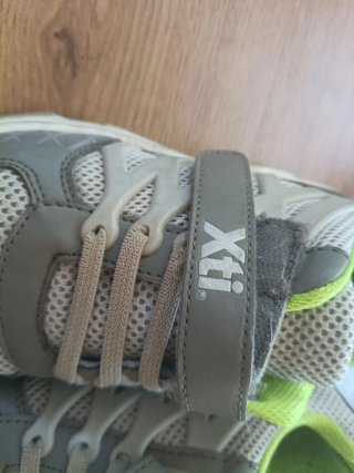 Zapatillas grises y verdes con ruedas
