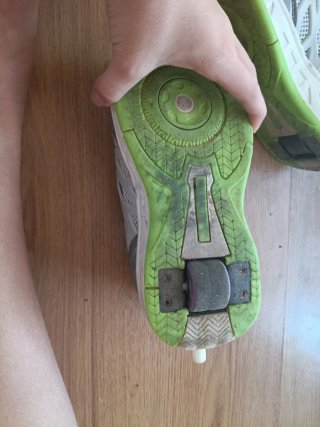 Zapatillas grises y verdes con ruedas