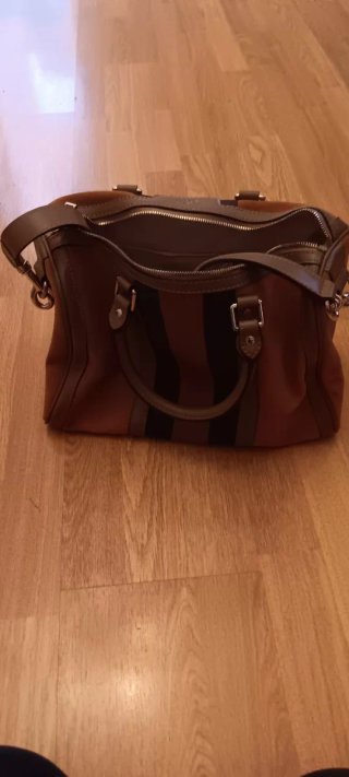 Bolso ante tipo saco marrón y tiene para colgar