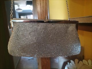 Bolso de fiesta plateado con cadena