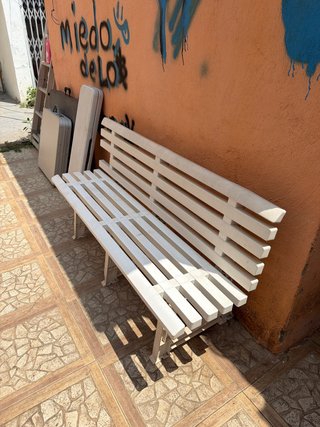 Banco de plástico blanco
