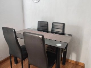 Mesa cristal 4 sillas negro Se vende por no usar