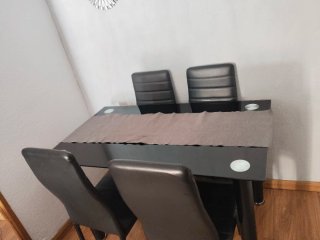 Mesa cristal 4 sillas negro Se vende por no usar