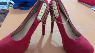 Zapatos de tacón rojos con plataforma y cadena