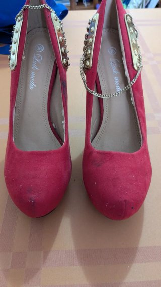 Zapatos de tacón rojos con plataforma y cadena