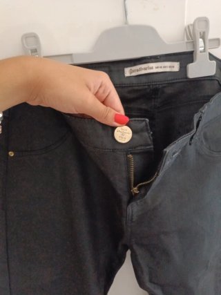 Vaqueros negros efecto piel
