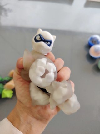 4 Muñecos blandos tipo monstruo