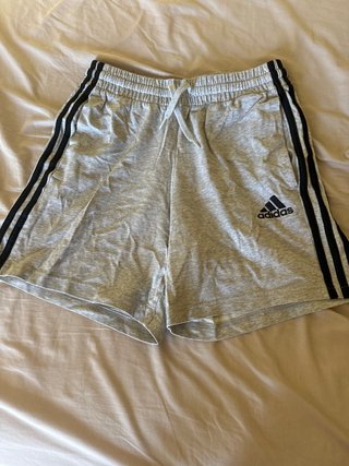 Pantalón corto deportivo Adidas gris
