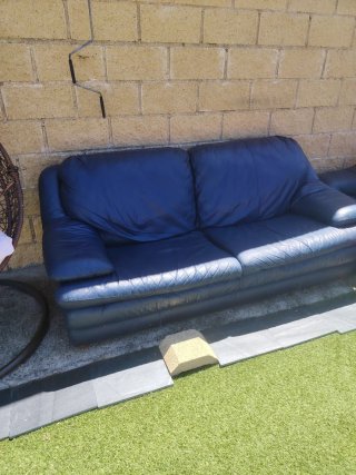 Sofá y sillón de piel azul oscuro
