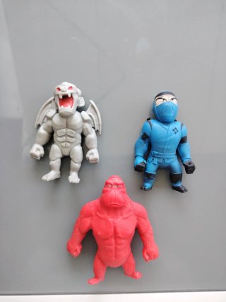 3 Muñecos blandos tipo monstruo