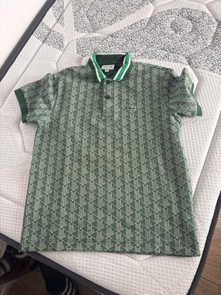 Polo Lacoste Verde con Diseño Geométrico