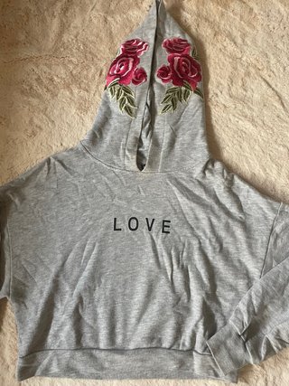 Sudadera crop Bershka flores y LOVE T.S