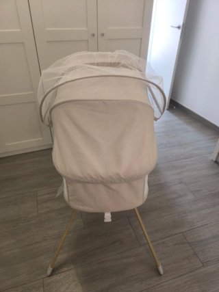 Cuna de bebé con mosquitera