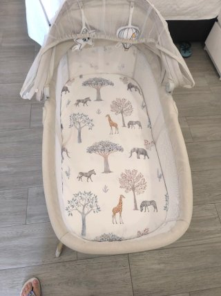 Cuna de bebé con mosquitera