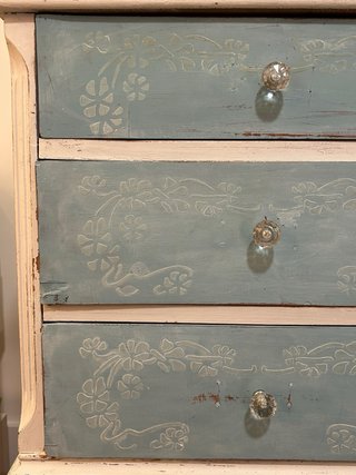 Cómoda vintage azul y blanca de madera