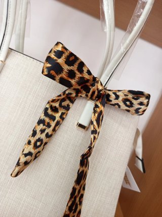 Mala bege com laço estampado