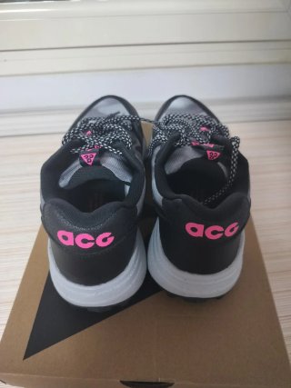 Nike ACG Lowcate SE "Black Hyper Pink Wolf Grey"