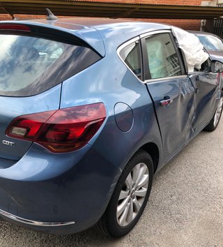Opel Astra 2013 con golpe !!