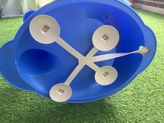 Adaptador bañera azul con juguetes