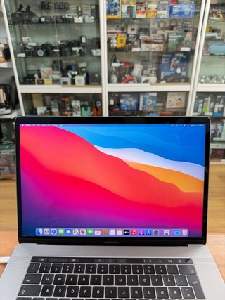 MacBook Pro 2017 15” i7 16GB RAM 256GB SSD