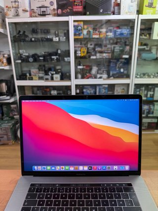 MacBook Pro 2017 15” i7 16GB RAM 256GB SSD