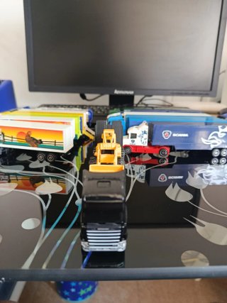 Camión  SCANIA y excavadora de colección