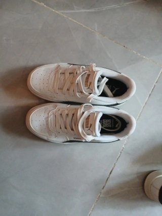 Zapatillas Puma Blancas y Doradas.