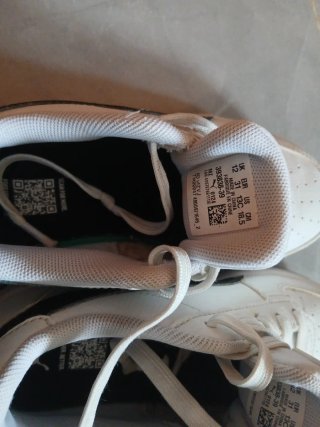 Zapatillas Puma Blancas y Doradas.