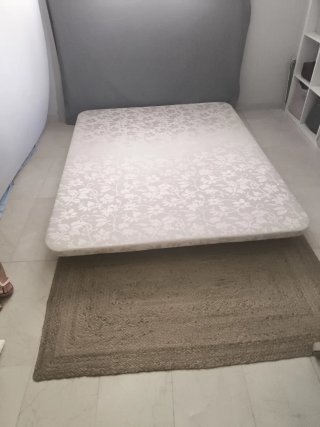 Base tapizada para colchón de 150x190 cm con 6 pat