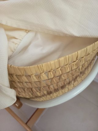 Moisés blanco con volantes